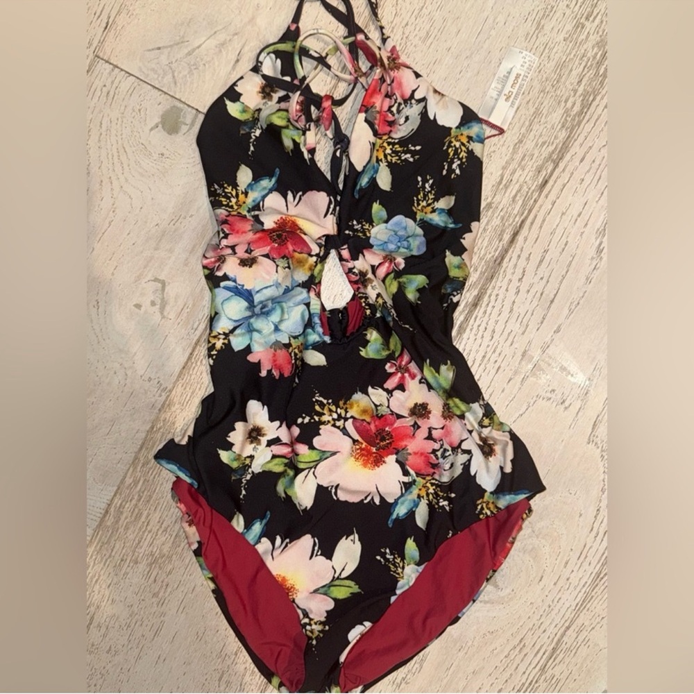 Ella Moss EM27559 Amore Floral
Reversible One-Piece Swimsuit Medium - Picture 4 of 7